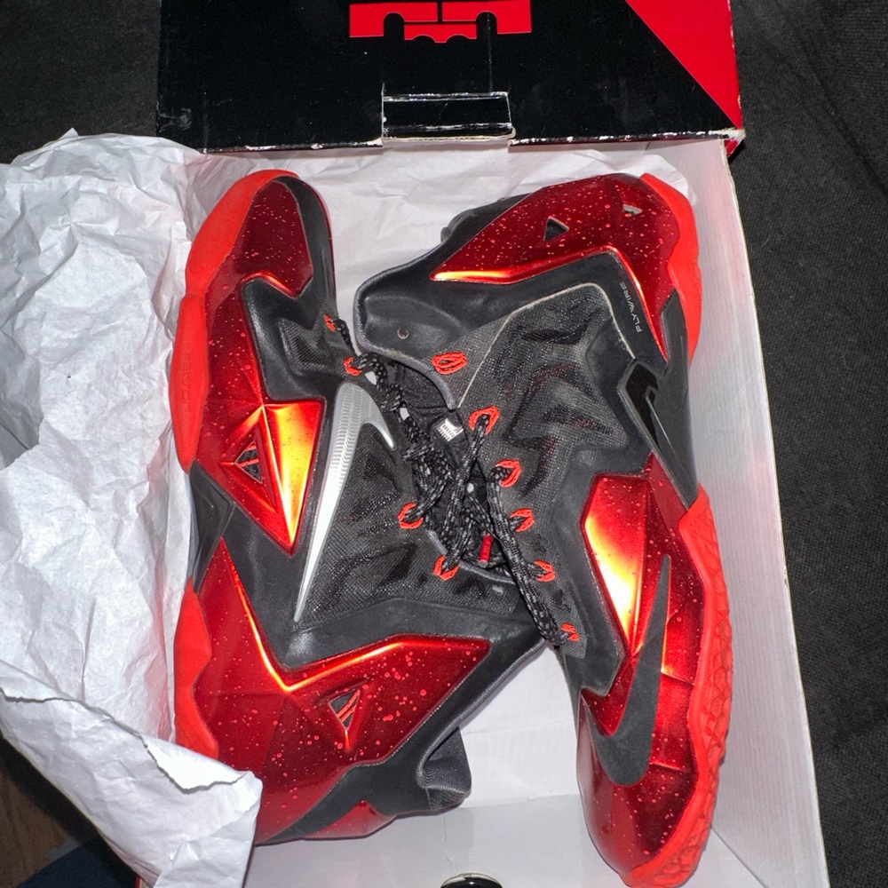 EUC LE Nike Max Lebron XI Sneakers